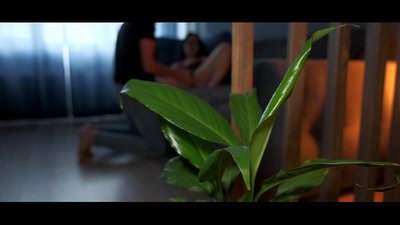 O casal adolescente apaixonado faz sexo escaldante, muito esperma no rabo dela.